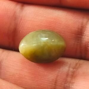 Certified Lahsuniya Cat's Eye Stone With Certificate(सर्टिफाइड लहसुनिया स्टोन) | Weight- 16.30 Ratti