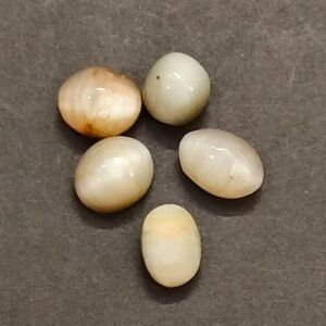 Certified Catseye Lahsuniya Stone (लहसुनिया स्टोन), Weight 3.0 carat